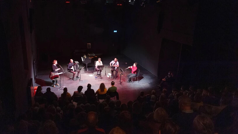 Musique à la français: Astrid Alexandre, Thomas Weber, Franco Mettler, Gion Andrea Casanova und Roberto Cuervo Alvarez (von links) verbinden in der Churer Postremise klassische Moderne und Populärkultur.