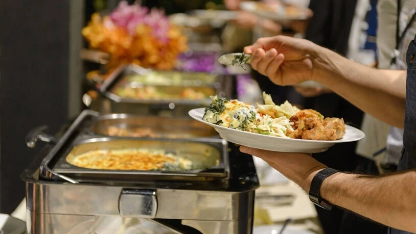 Lebensmittelkontrolleure nehmen regelmässig Proben in Bündner und Glarner Verpflegungsbetrieben.