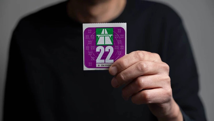 Die neue Vignette sollte ab sofort an der Frontscheibe des Autos kleben.