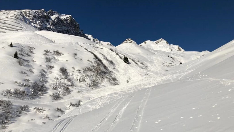 Ausserhalb der markierten Pisten, im Gebiet Dorfbachtobel, ereignete sich das Unglück.