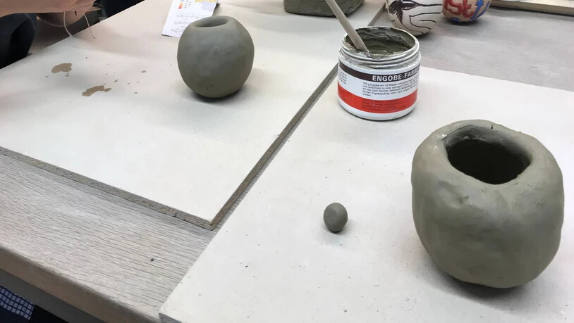 Mit Schlick können Risse im Ton ausgeglichen werden.