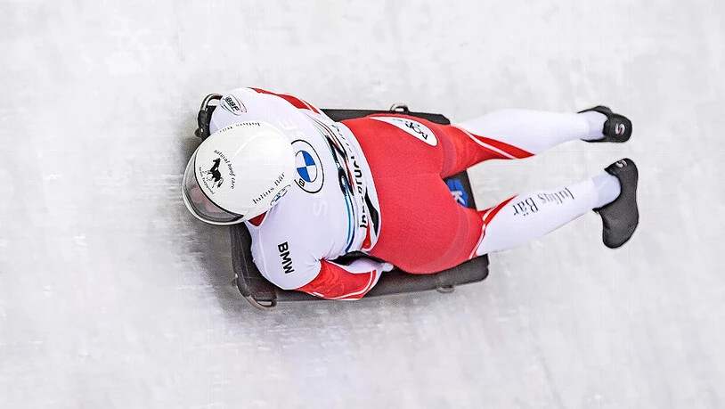 Wie auf Schienen: Basil Sieber ist unterwegs im Eiskanal von Innsbruck.