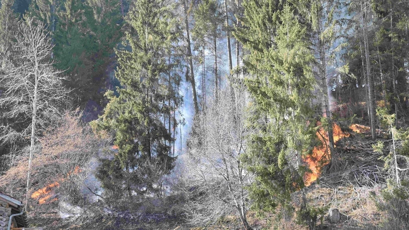 Dank schnellen Helferinnen und Helfer: Der Brand in Trin konnte rasch gelöscht werden.