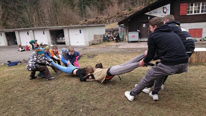 Mit voller Energie dabei: Die Pfadi Kärpf beim «Rüeblirupfe» vor dem Pfadiheim in Schwanden.
