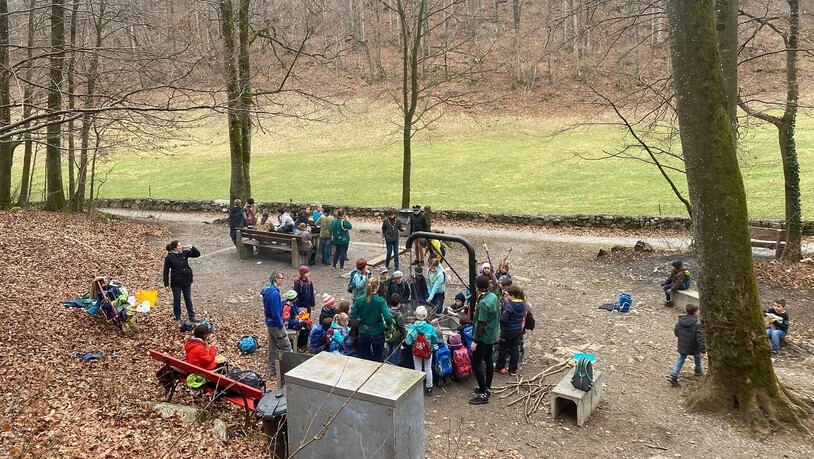 Kleine Stärkung: Die Pfadi Glärnisch grilliert im Wald beim Bergli in Glarus Schlangenbrot über dem Feuer.