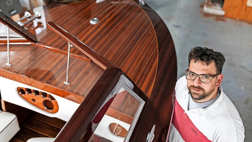 Monatelange Arbeit: Michael Sprenger sorgt dafür, dass dieses Swiss-Craft-Boot mit Jahrgang 1966 bald wieder aussieht wie neu. Das Boot ist in Horgen gebautworden und war auf dem Walensee unterwegs.