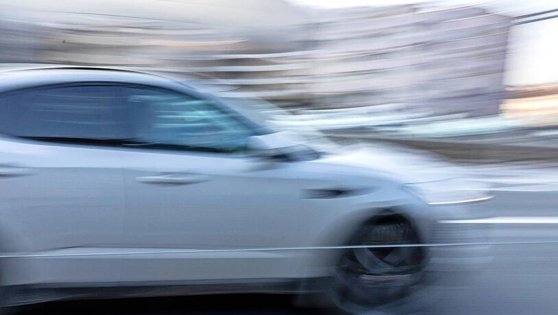 Raserfahrt: Ein St. Galler wird innerorts mit 128 Stundenkilometer von der Glarner Polizei geblitzt und muss dafür ins Gefängnis.