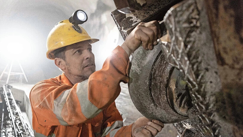 Sie bezwingen den Fels: Am Bohrkopf werden Schneidrollen kontrolliert.