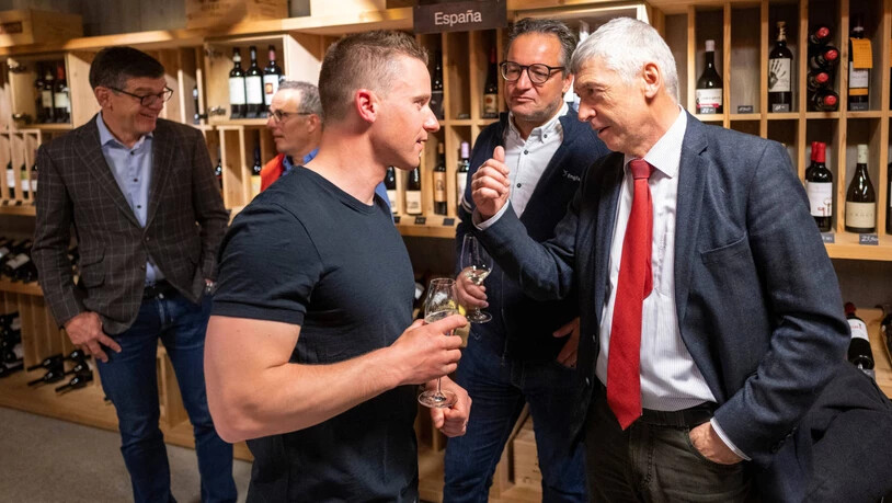 Glückwünsche: Andri Lansel, Präsident der Bergbahnen Scuol, ist ebenfalls vor Ort und gratuliert dem Snowboarder zu seiner langjährigen Karriere. 