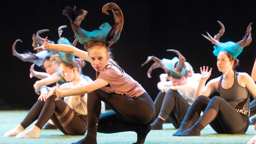 Noch nicht in den späteren Kostümen: Tanzschülerinnen aus der Region proben im Theater Chur für die Aufführung der Produktion «Pure». 