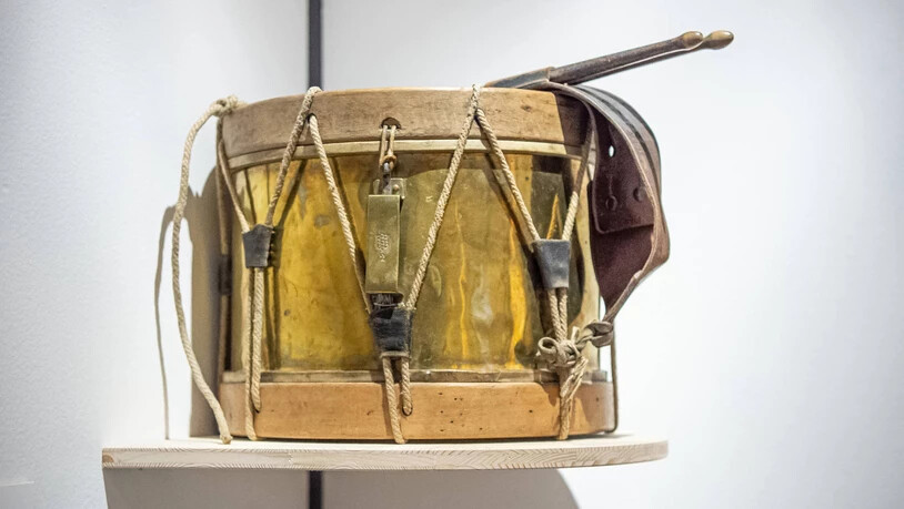 Blick in die Sonderausstellung «Beruf: Söldner – Bündner in Fremden Diensten» im Rätischen Museum in Chur: Eines der Exponate ist eine gut erhaltene Militärtrommel aus der Zeit um 1850.