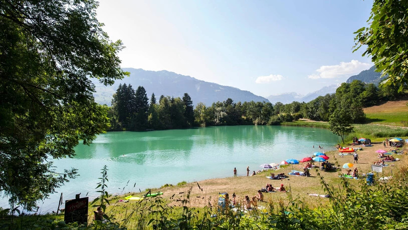 Klein aber fein: Das Ufer des Canovasees bei Paspels bietet einige Sonnenplätze.