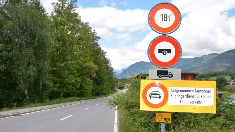 Zeigt Wirkung: Die Signalisation an der Strasse in Richtung Fürstenau wird vom touristischen Rückreiseverkehr an Auffahrt gut beachtet, was im nahe liegenden Cazis hingegen nicht nach Wunsch funktionierte. 