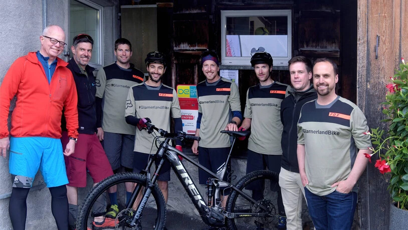 Haben die neuen E-Ladestationen eingeweiht: (v.l.n.r) Thomas Kistler, Gemeindepräsident Glarus Nord, Mathias Bösch von den  technischen Betrieben Glarus Nord, Andre Huser, und Marcel Leupi vom Kernteam IG Bike Glarnerland,  Martin Baumgartner, Vorsitzender IG Bike Glarnerland, Michi Klauser vom Kernteam IG Bike Glarnerland, Kilian Bäbler, Geschäftsführer Glarner Energie und Fridolin Hösli, Geschäftsführer Visit Glarnerland.