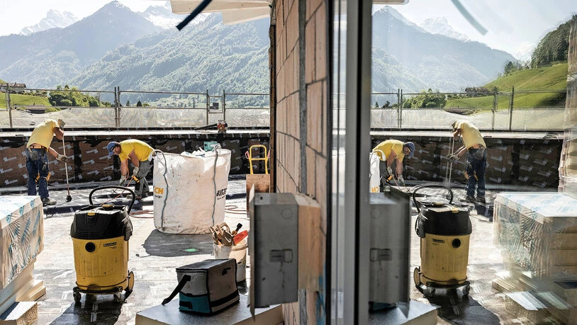Es gibt noch viel zu tun: Wo Bauarbeiter damit beschäftigt sind, das Flachdach abzudichten, wird in wenigen Monaten eine Dachterrasse mit Ausblick nach Süden in die Berge sein.