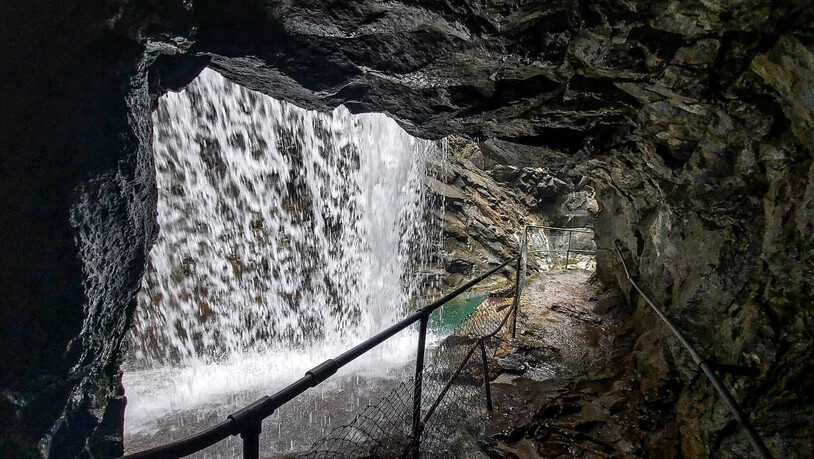Unter dem Rhein hindurch: Von ganz nah kann der Wasserfall im Trockenen besichtigt werden.