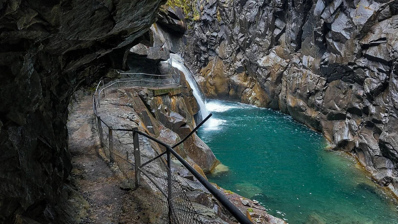 Tiefblaues Becken: Der Hinterrhein fliesst hier in die Rofflaschlucht.