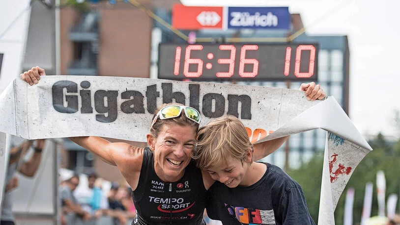 Emotionen: Nina Brenn freut sich nach seinem Sieg im Gigathlon 2017. Emotionen: Nina Brenn freut sich nach seinem Sieg im Gigathlon 2017.
