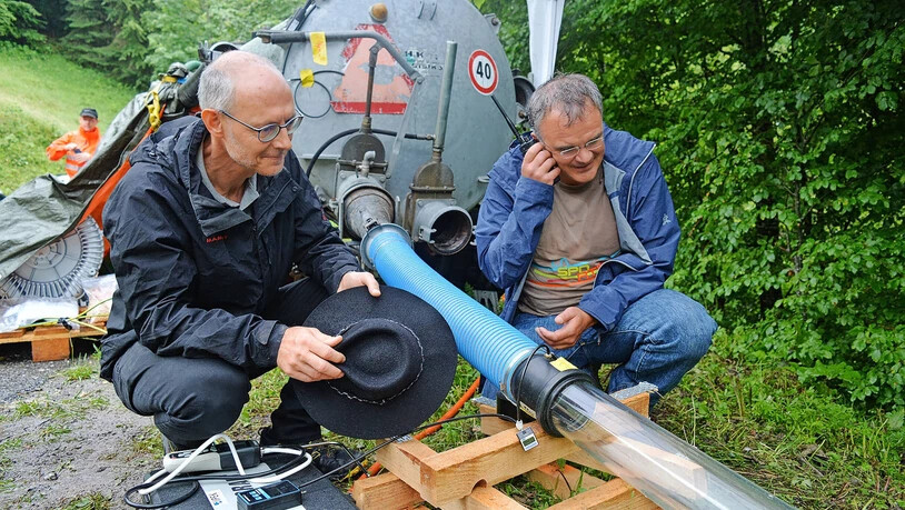 Klappt es oder klappt es nicht? Initiator Hannes Hochuli (links) und Projektleiter Albert Loichinger warten gespannt auf die Dinge, die da kommen sollen.
