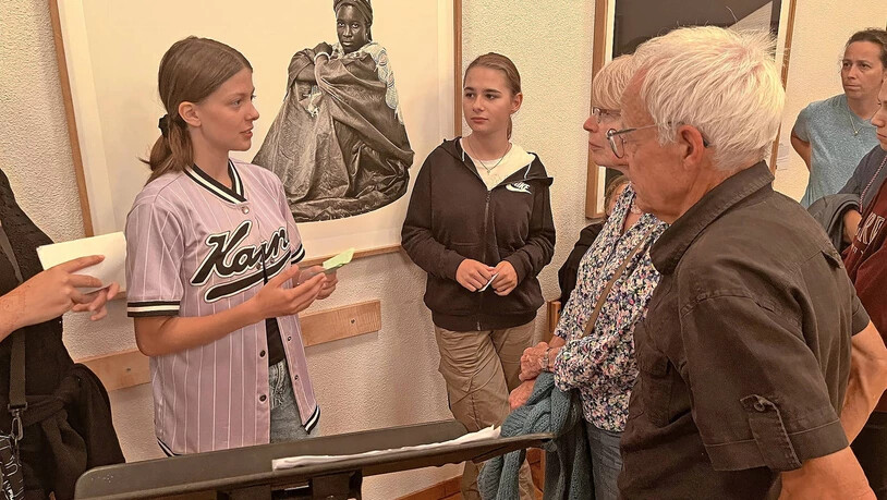 Viel gelernt: Leticia Monteiro Costa (links) und Laura Büsser erzählen von ihrer Arbeit vor dem Porträt der Menschenrechtsaktivistin Juliana Dogbadzi aus Ghana.