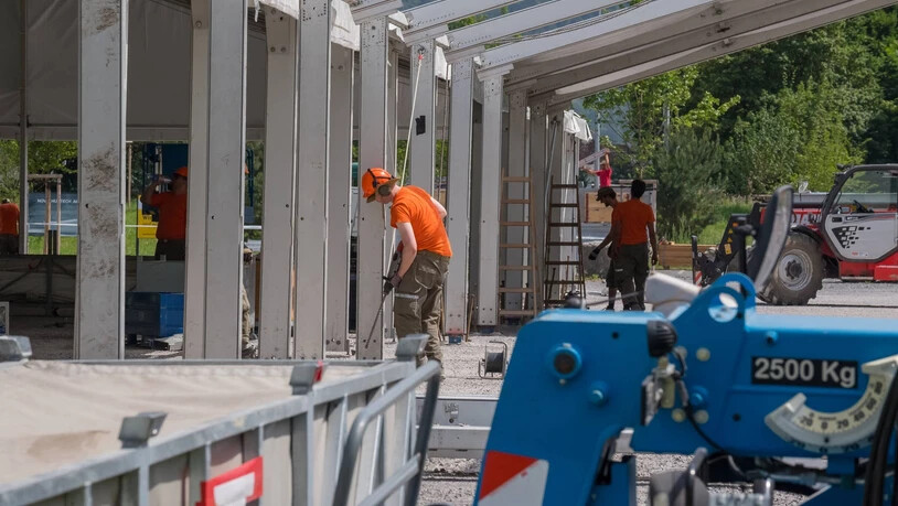 Tatkräftige Unterstützung: Beim Aufbau der grossen Zelte hilft der Zivilschutz mit. Tatkräftige Unterstützung: Beim Aufbau der grossen Zelte hilft der Zivilschutz mit.