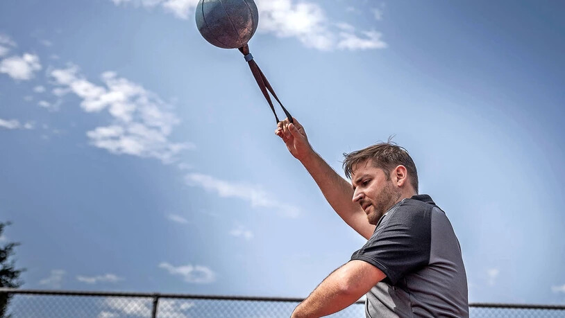 Der sportliche Politiker: Um dem Arbeits- und dem Politalltag zu entfliehen, turnt Luca Rimini im TV Oberurnen und macht zum Beispiel Schleuderball.