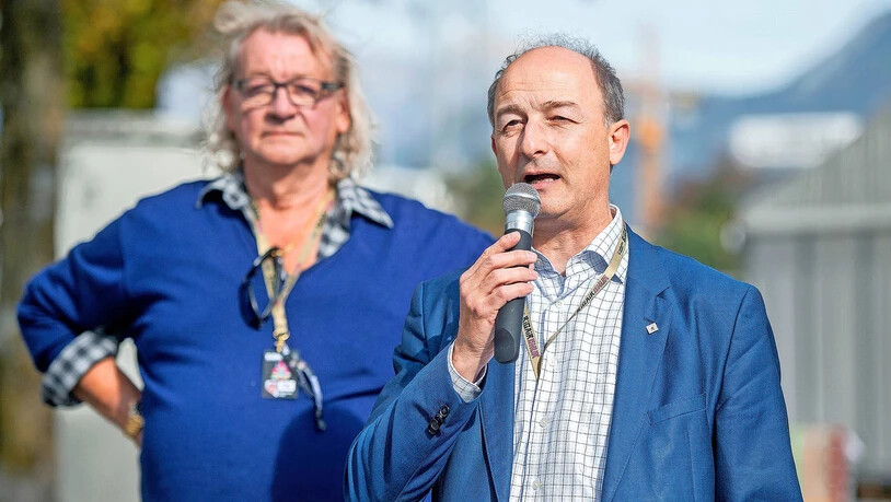 Grosse Ankündigung: Stadtpräsident Urs Marti spricht an der Medienkonferenz zum bevorstehenden ersten Big Air Festival im Herbst 2021 – hinter ihm Wolfgang Sahli, Verwaltungsratspräsident der First Event AG.