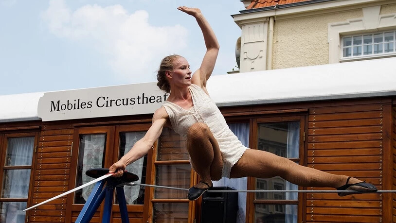 Akrobatisch: Seiltänzerin Ea Paravincini führt Shows auf und leitet Workshops.