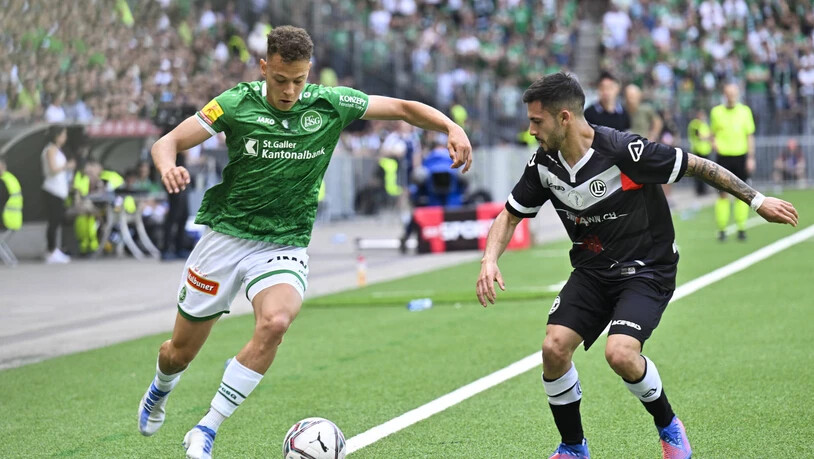 Duell um den Ball: Julian von Moos vom FC St. Gallen (links) versucht sich gegen Luganos Milton Valenzuela durchzusetzen. 