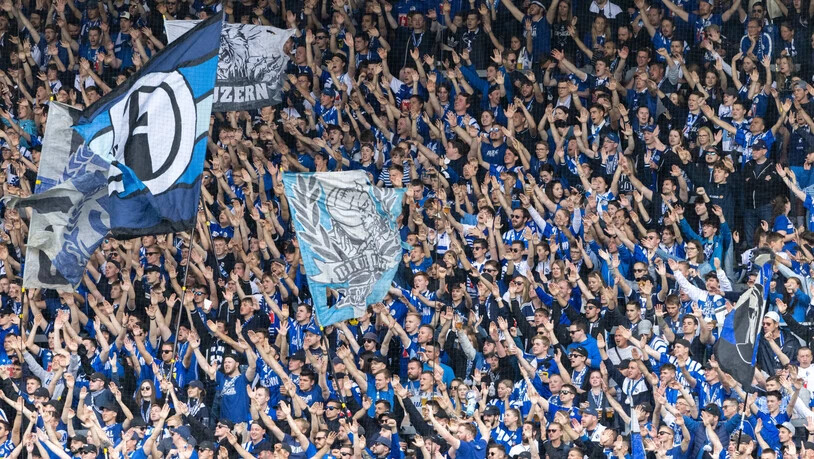 Zeit zu träumen: Die Fussballfans (im Bild jene des FC Luzern) verfolgen im Juli gespannt, was ihr Lieblingsverein tut.