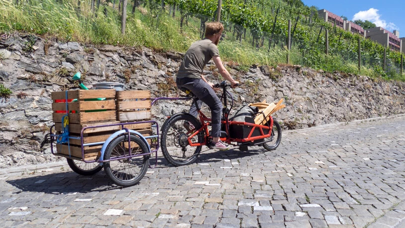  Kino nur mit Muskelkraft: Mit Cargovelos und Veloanhängern wird das Material zum Kino auf den Mittenberg transportiert.