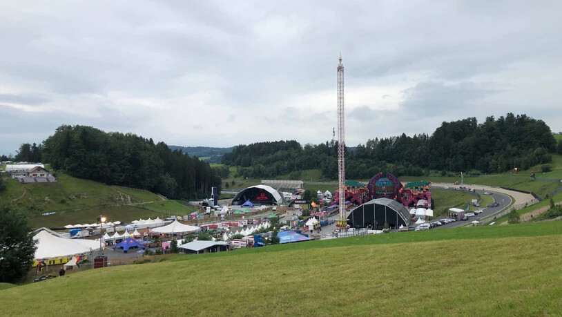 Electric-Love-Festival unter freiem Himmel: Auf dem Gelände gibt es nebst Bühnen unter anderem auch einen Lunapark und verschiedene Essensstände.