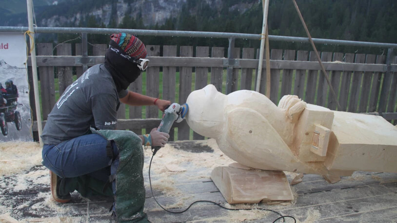 Live Kunst: Die sechs Holzbildhauenden können bei der Arbeit besucht werden.