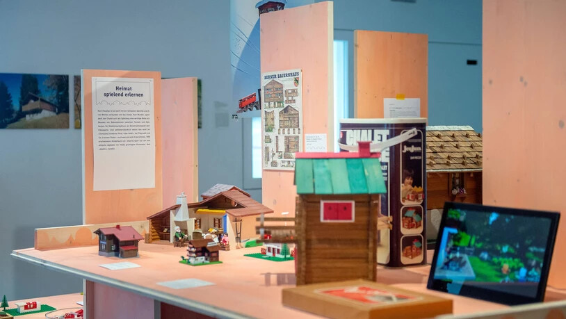 Im Wandel der Zeit: An der Ausstellung «Mythos Chalet – Sehnsucht, Kitsch und Baukultur» im Gelben Haus in Flims wird die Geschichte des Chalets gezeigt.