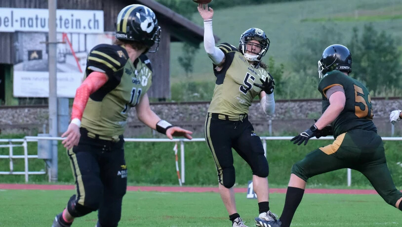 Die Glarus Orks, hier mit Quarterback Noah Agatiello, spielen eine zufriedenstellende NLC- Saison.