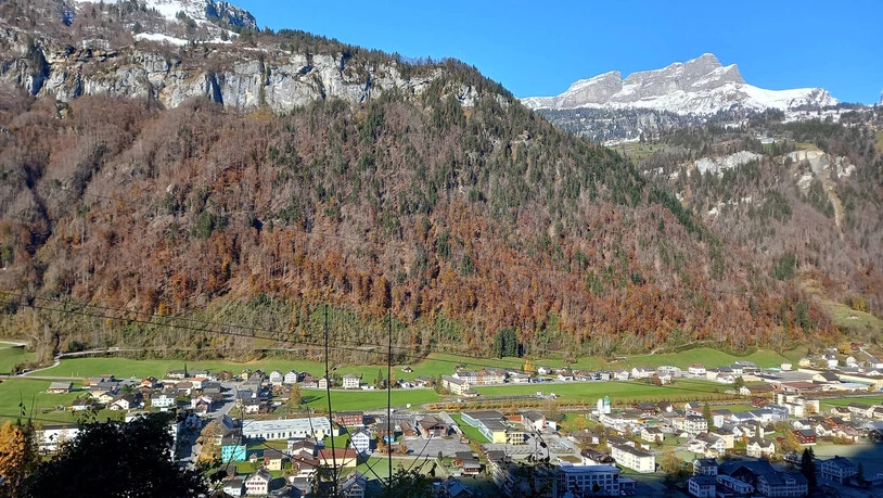 Hochwasserschutz fallen gelassen: Das Ennetlinth-Quartier in Linthal zwischen Hangfuss und Linth mit dem Linthpark (rechts am Bildrand) wird nicht stärker gegen Runsniedergänge geschützt. 