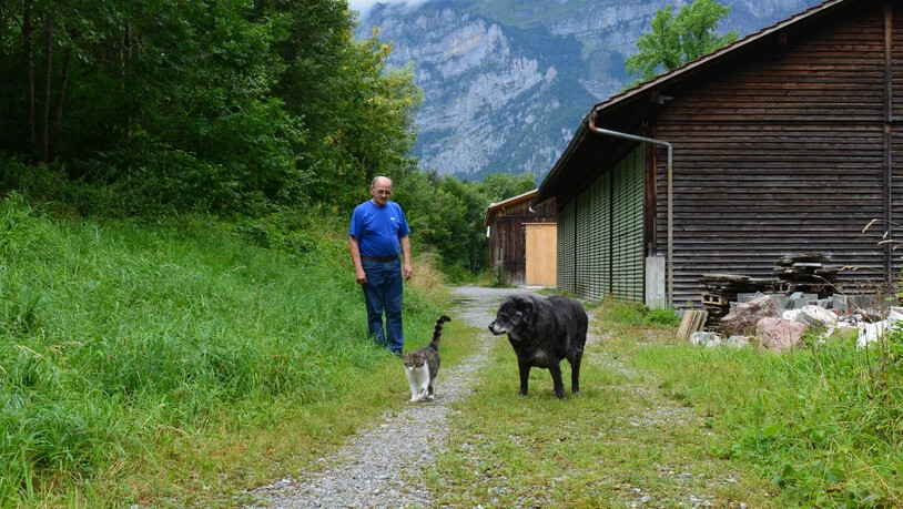 Unzertrennlich: Hans Peter Voélin mit Hündin Nala und Kater Joy auf dem täglichen Spaziergang der Linth entlang in Ennenda.  Bild: Paul Hösli