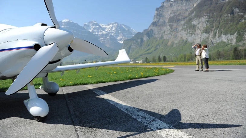 Beschwerde gutgeheissen: Flugzeuge dürfen auf dem Flugplatz Mollis an Sonntagen erst ab 11 Uhr starten. 