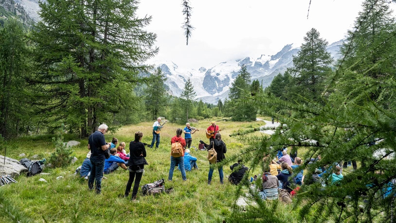 Musik vor dem Gletscher: Bei einem strategischen Wochenende in Pontresina sind vor einem Jahr die Grundlagen für das World Ethic Forum von Linard Bardill (mit Gitarre) und seinen Mitstreitern erarbeitet worden. 
