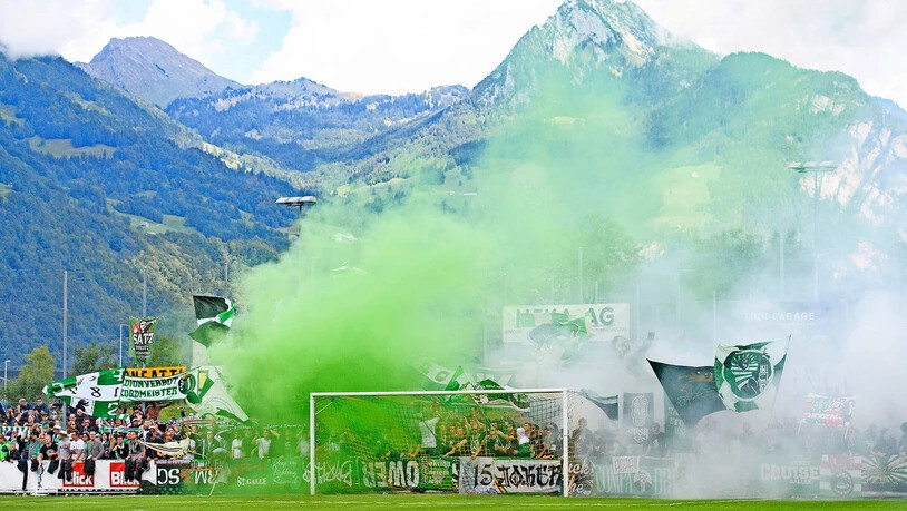 Die St. Galler Fans feiern 2017 den knappen Sieg gegen den FC Linth 04. Die St. Galler Fans feiern 2017 den knappen Sieg gegen den FC Linth 04.