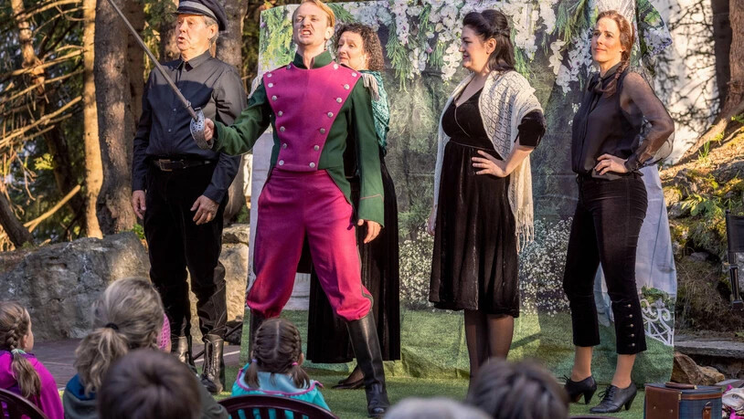 Unter freiem Himmel: Fabrice Raviola, Ruben Banzer, Rosina Zoppi, Sara-Bigna Janett und Jacqueline Oesch (von links) singen auf der Waldbühne in Arosa. 