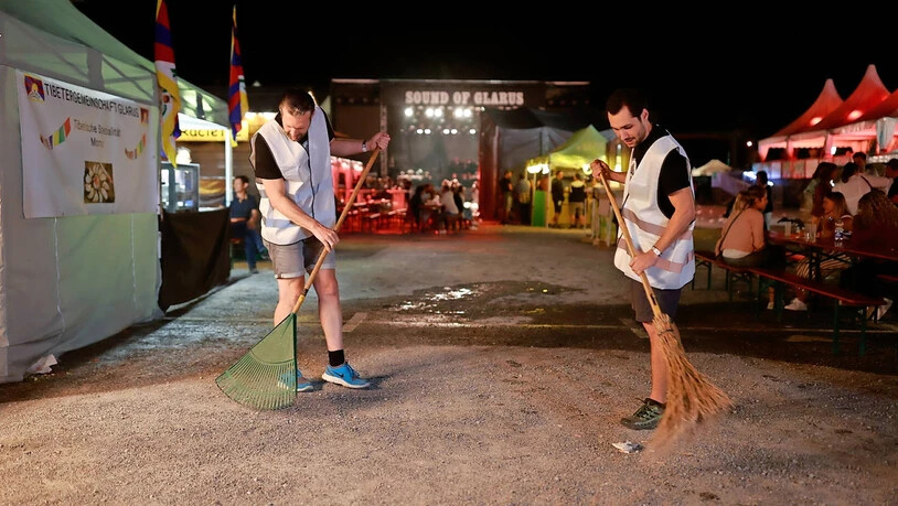 Der Startschuss fällt um etwa 2 Uhr: Während die letzten Gäste noch auf dem Festivalgelände verweilen und austrinken, macht sich die Putzequipe bereits an die Arbeit.