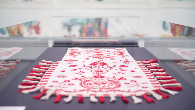 Kunstausstellung "Venedigsche Sterne – Kunst und Stickerei" im Bündner Kunstmuseum in Chur. Im Bild handelt es sich um Textilien aus der Sammlung des Rätischen Museums. 

