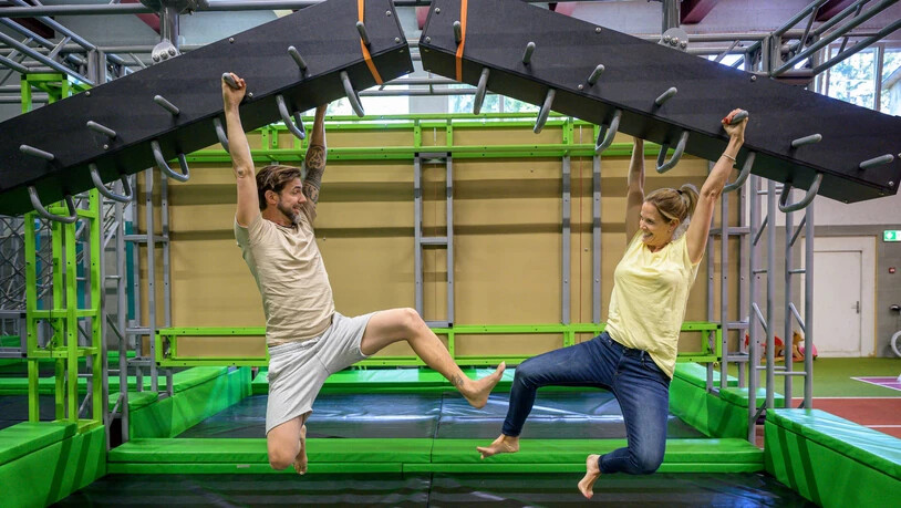 Gut für die Muskeln: Manu Burkart und Frau Michèle klettern am Ninja-Parcours.