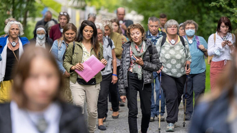 Spazierend im Gespräch: Auch dieses Jahr plant das Forum für Friedenskultur am Ilanzer Sommer wieder verschiedene «Gedankengänge» wie hier 2021 mit alt Bundesrätin Eveline Widmer-Schlumpf (Mitte).