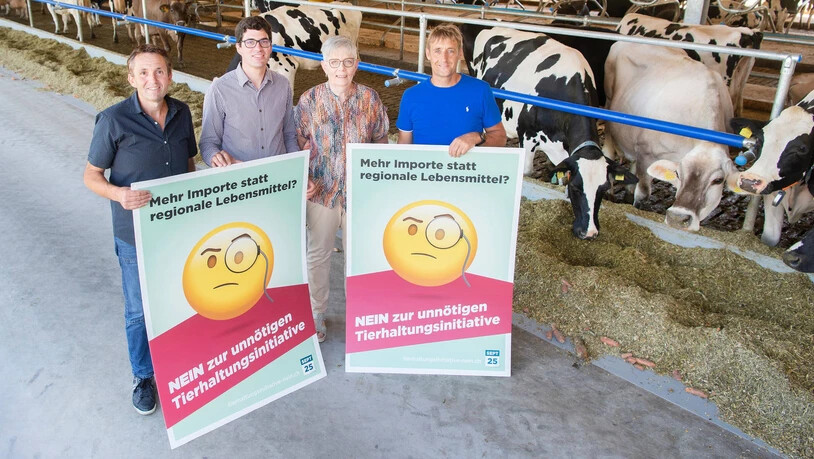 Pressekonferenz zum Thema Massentierhaltungsinitiative: Thomas Roffler, Ursin Gustin sowie Astrid Derungs und  Beat Joos (von links) lehnen die Initiative ab.
