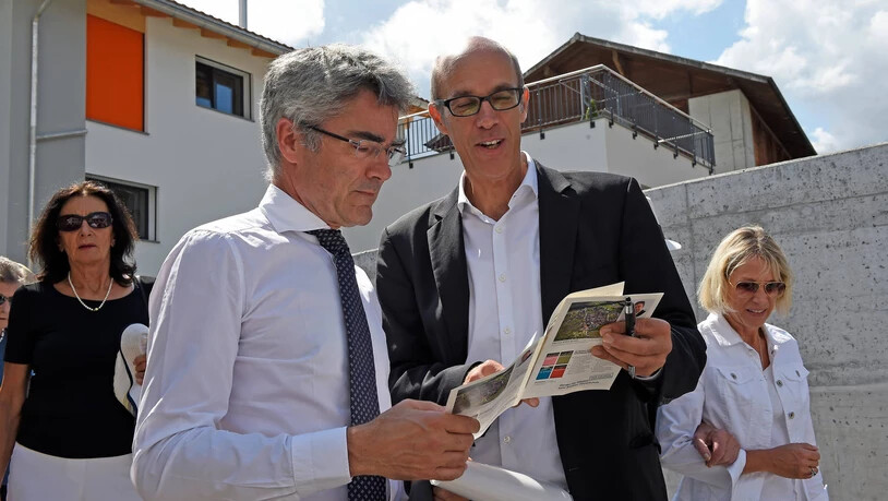 Verleihung des Wakker Preises 2018 : Mario Cavigelli (links) und Christof Dietler, Präsident des Heimatschutz Graubünden. 