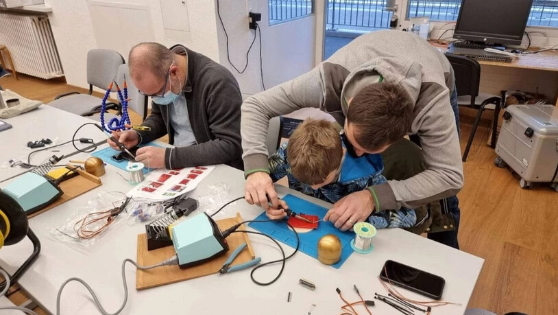 Pilotprojekt: Kleine lernen von den Grossen an praktischen Schulkursen in MINT-Fächern. 