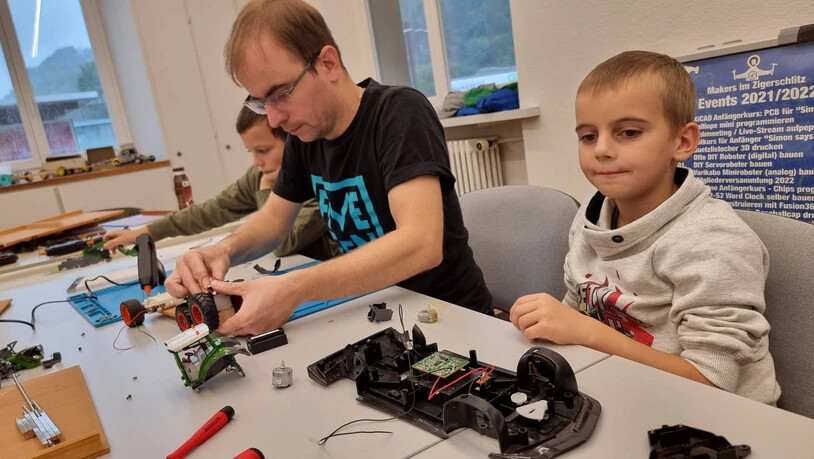 Tüftler am Werk: Die Roboter werden aus ausrangierten Spielzeugen zusammengebaut.