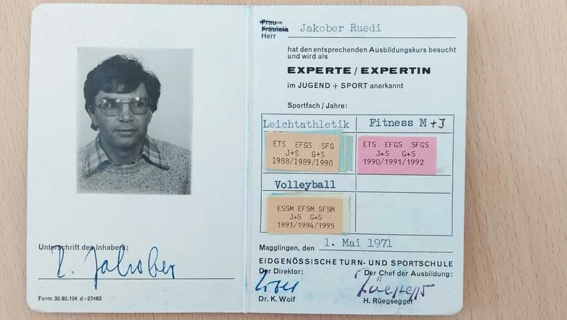 Erinnerungsstück aus vergangenen Zeiten: Ruedi Jakobers Expertenausweis mit den damals üblichen Gültigkeitsmärkli.